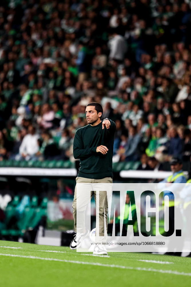 Sporting CP v Moreirense FC - Liga Portugal BetClic 2025 2026 Treinador portugues do Moreirense Vasco Botelho durante a partida entre Sporting CP v Moreirense FC, valida pela Liga Portugal BetClic 2025 2026 no Estadio Jose Alvalade, Portugal (Foto de Diogo Faria Reis Avant Sports) Lisboa Estadio Jose Alvalade Portugal