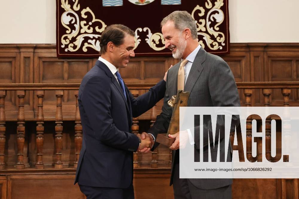 The King Presents The V Edition Of The camino Real Award To Rafael Nadal?????????????? MADRID, SPAIN - SEPTEMBER 20: (---- – MANDATORY CREDIT - ROYAL PALACE OF SPAIN HANDOUT - NO MARKETING NO ADVERTISING CAMPAIGNS - DISTRIBUTED AS A SERVICE TO CLIENTS----) King Felipe VI (R) presents the Camino Real Award to tennis player Rafael Nadal (L), during its fifth edition, at the auditorium of the University of Alcala, on 20 September, 2022 in Alcala de Henares, Madrid, Spain. The Camino Real award has been granted by the Franklin Institute of the University of Alcala, which recognizes the professional work of Spaniards who in an outstanding and exemplary way project and enhance the positive image of Spain in the United States. The projection of the image of Spain in North America by the tennis player, means his triumph in the US Open (2019), as well as in previous editions of 2010, 2013, 2017 and in other tournaments played in North America. In addition, it is worth mentioning his personal involvement in different social actions from the Rafael Nadal Foundation, which integrates vulnerable minors or young people with intellectual disabilities. Madrid Spain. Editorial use only. Please get in touch for any other usage.