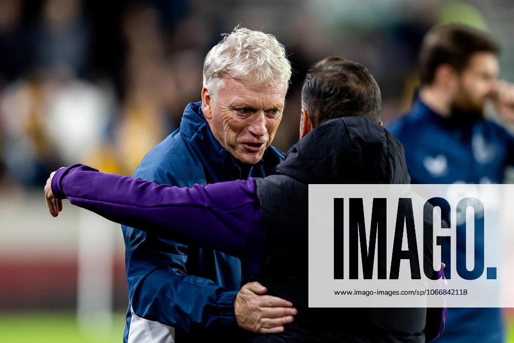 Wolverhampton Wanderers v Everton EFL Cup 23 09 2025. Everton Manager David Moyes hugs Wolverhampton Wanderers Head Coach Vitor Pereira before during the EFL Cup match between Wolverhampton Wanderers and Everton at Molineux, Wolverhampton, England on 23 September 2025. Wolverhampton Molineux West Midlands England Editorial use only DataCo restrictions apply See www.football-dataco.com ,