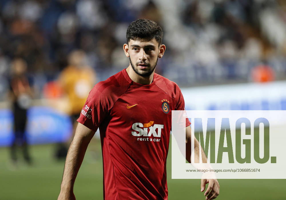 Kasimpasa v Galatasaray - Turkish Super Lig Spor Toto Süper Lig in 6. haftasinda Kasimpasa, Recep Tayyip Erdogan Stadi nda Galatasaray ile karsilasti. Galatasaray in yeni transferi Yusuf Demir, karsilasma öncesinde isindi.ISTANBUL, TURKIYE - SEPTEMBER 11: New transfer Yusuf Demir, of Galatasaray warms up prior to the Turkish Super Lig week 6 match between Kasimpasa and Galatasaray at Recep Tayyip Erdogan Stadium on September 11, 2022 in Istanbul, Turkiye. Istanbul Turkey. Editorial use only. Please get in touch for any other usage.