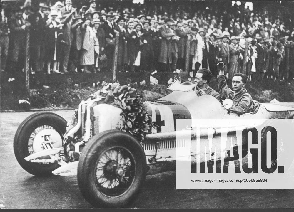 Grosser Preis von Deutschland wieder auf der Avus nach einer Pause von 33 Jahren wird er wieder in Berlin stattfinden. Seit 1927 wurde er auf dem Nürburg-Ring ausgefahren. 1926 gewann Caracciola den Grossen Preis zum letzten Male auf der Avus. Hier mit seinem Monteur auf der Ehrenrunde, von den Zuschauer bejubelt. 15.07.1959
