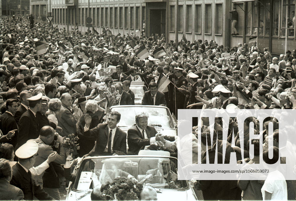 Fussballweltmeiserschaft 1966 in England Ankunft der Nationalmannschaft Fahrt durch Frankfurt U.B.z. im ersten Wagen Franz Beckenbauer (links) und Helmut Haller, zweiter Wagen: Siegfried Held (links) und Lothar Emmerich, dritter Wagen: Wolfgang Weber (links) und Wolfgang Overath Juli 1966 in Frankfurt - Deutschland !ACHTUNG AUFNAHMEDATUM GESCHÄTZT!