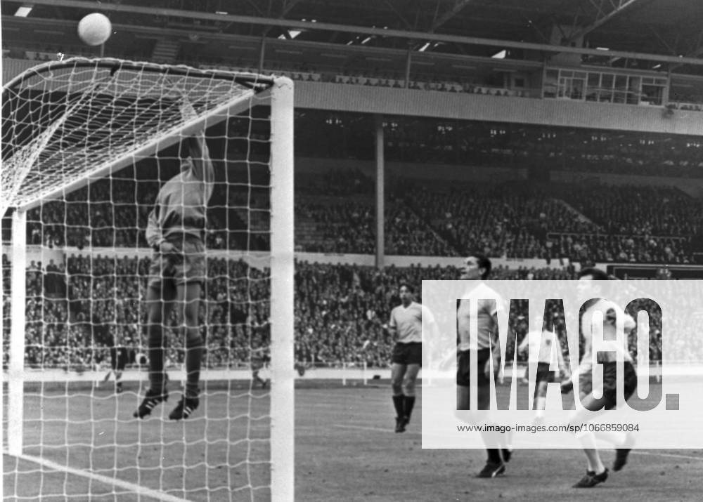 Fussballweltmeisterschaft 1966 in England Eroeffnungsspiel, Gruppe A: England - Uruguay 0:0 U.B.z. John Connelly (rechts ENG) schiesst aufs Tor, Torwart Ladislao Mazkiewicz (links URU) lenkt den Ball ueber die Latte, Horacio Troche und Nestor Goncalves (beide URU) verfolgen den Ball 11.07.1966 in Wembley (Empire Stadium) - England Grossbritannien