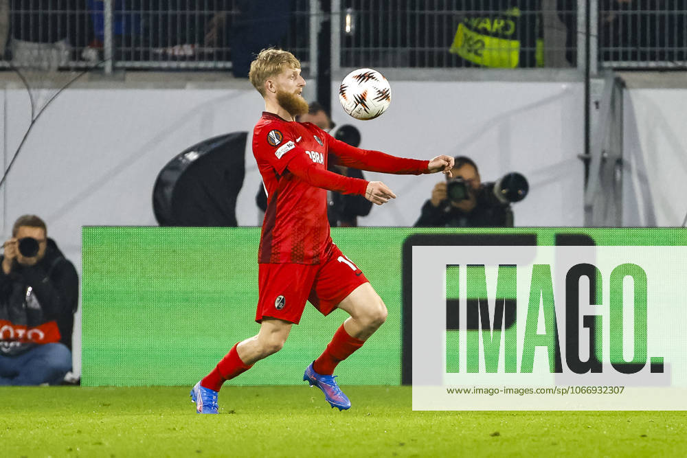 Niklas Beste (SC Freiburg, 19) am Ball , Deutschland, Fussball, UEFA Europa League, 1. Spieltag, 2025 2026, SC Freiburg vs. FC Basel, 24.09.2025, Stadion am Wolfswinkel, Freiburg im Breisgau, Deutschland Freiburg im Breisgau Stadion am Wolfswinkel Baden-Württemberg Deutschland