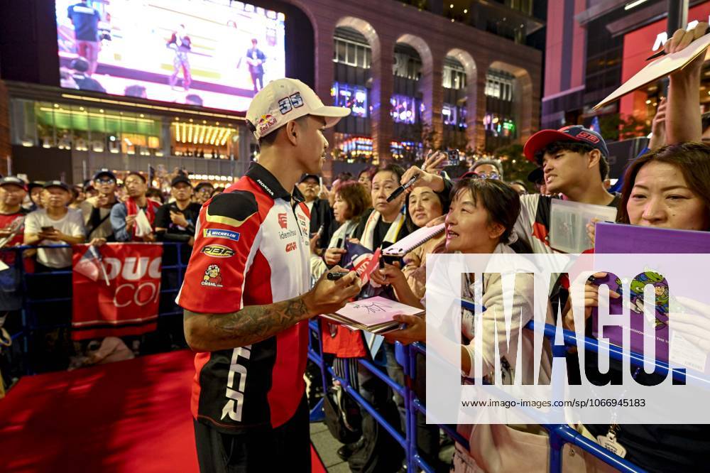 MOTO - MOTO GP - GRAND PRIX OF JAPAN 2025 CHANTRA Somkiat (tha), LCR Honda Idemitsu, Honda RC213V, portrait with fans during the 2025 MotoGP Motul Grand Prix of Japan on the Twin Ring Motegi Circuit from September 26 to 28, At Motegi, Japan - MotegiJapan