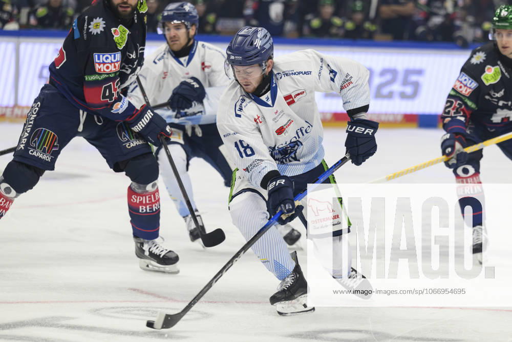 Im Bild v.l. Tyler Madden (Straubing Tigers, 18), im Angriff. GER, Berlin, DEL, Eishockey Eisbaren Berlin vs Straubing Tigers, Spielzeit 2025 2026, in der UBER Arena, 26.09.2025,