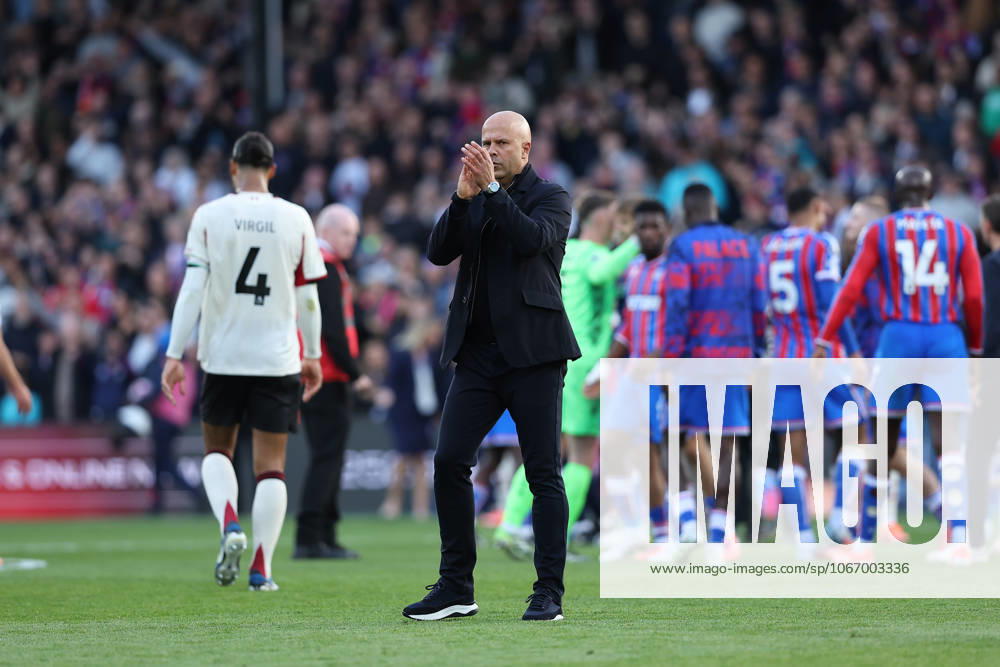 27th September 2025; Selhurst Park, Selhurst, London, England; Premier League Football, Crystal Palace versus Liverpool; Liverpool manager Arne Slot thanking the fans after the match KatiexChan
