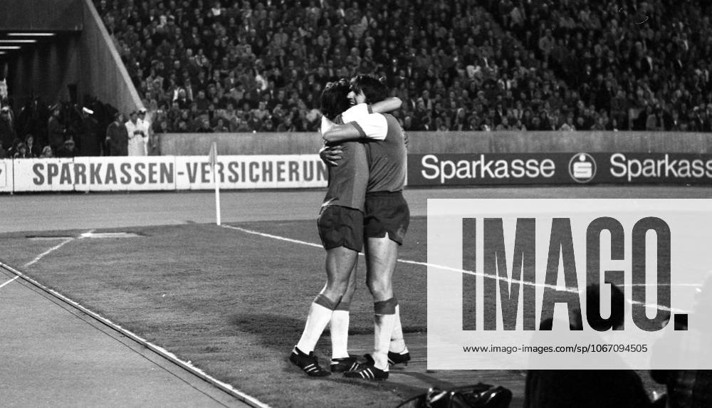 VfB Stuttgart - Feyenoord Rotterdam Deutschland, Stuttgart, 25.04.1974, Fussball, UEFA-Cup, VfB Stuttgart - Feyenoord Rotterdam (2:2): Feyenoord Rotterdam Spieler Jubel Tor.