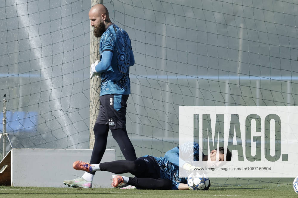 Training session SSC Napoli Napoli s Italian goalkeeper Alex Meret during the final training session before the UEFA Champions League match against Sporting Clube de Portugal at the SSC Napoli Training Centre on 30 September 2025 in Castel Volturno, Italy. _BPH8361