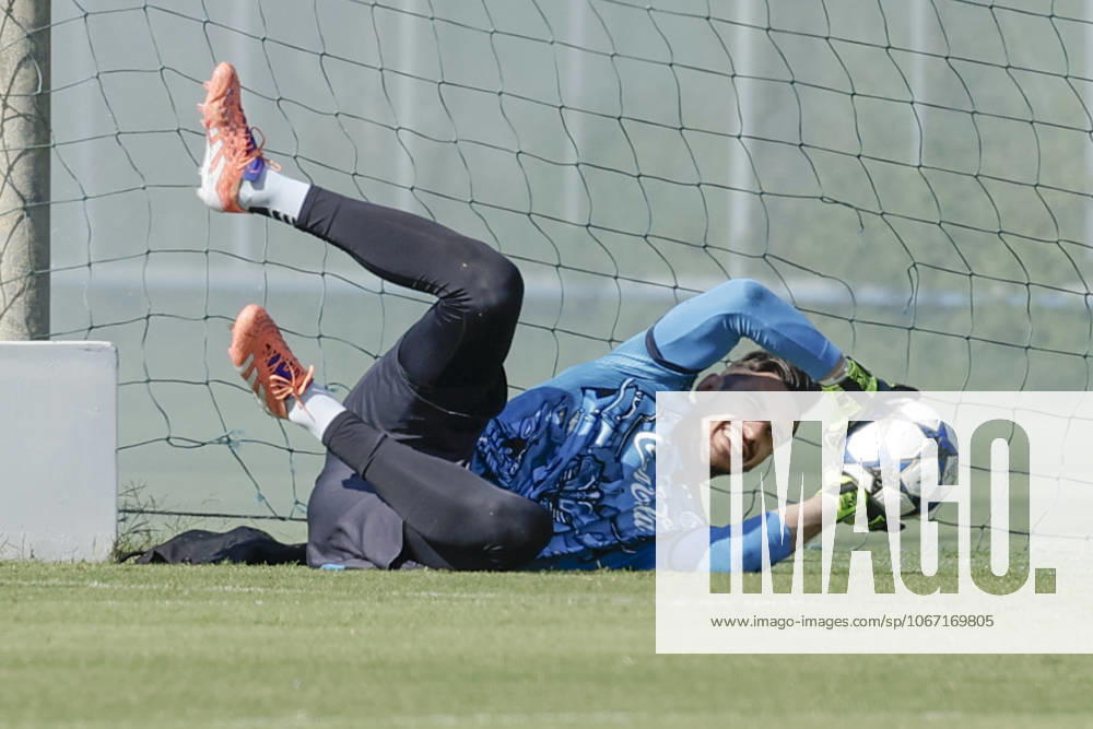 Training session SSC Napoli Napoli s Italian goalkeeper Alex Meret during the final training session before the UEFA Champions League match against Sporting Clube de Portugal at the SSC Napoli Training Centre on 30 September 2025 in Castel Volturno, Italy. _BPH8369