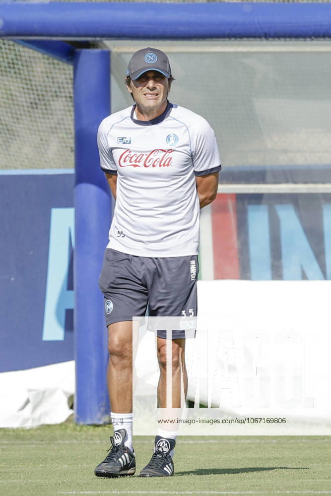 Training session SSC Napoli Napolis Italian coach Antonio Conte during the final training session before the UEFA Champions League match against Sporting Clube de Portugal at the SSC Napoli Training Centre on 30 September 2025 in Castel Volturno, Italy. _BPH8393