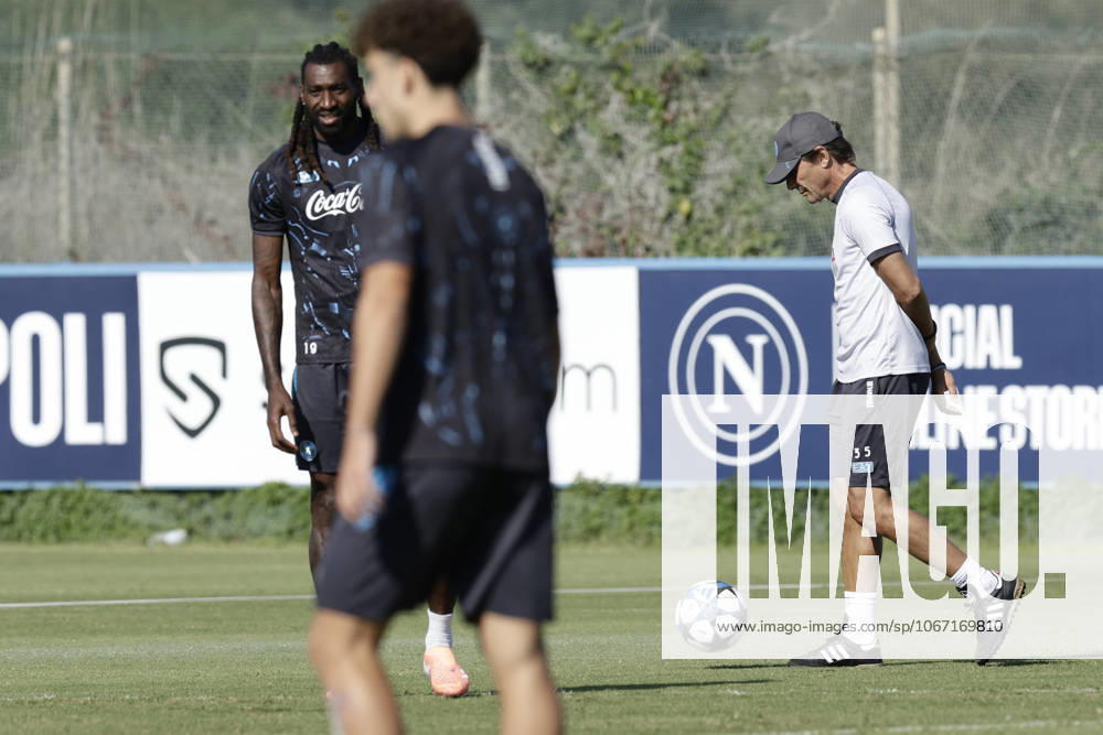Training session SSC Napoli Napolis Italian coach Antonio Conte during the final training session before the UEFA Champions League match against Sporting Clube de Portugal at the SSC Napoli Training Centre on 30 September 2025 in Castel Volturno, Italy. _BPH8479