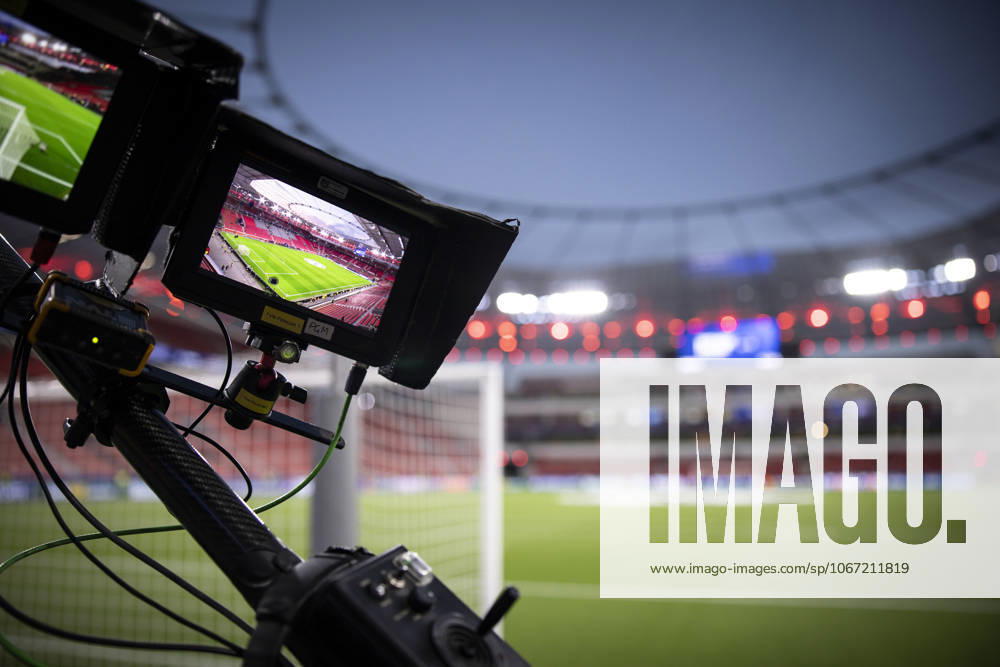 UEFA Champions League, Bayer 04 Leverkusen - PSV Eindhoven; 01.10.2025 Das Display einer TV-Kamera zeigt das Stadion: Impressionen; UEFA Champions League, Bayer 04 Leverkusen - PSV Eindhoven, Spieltag 2 am 01.10.2025 in der BayArena in Leverkusen.