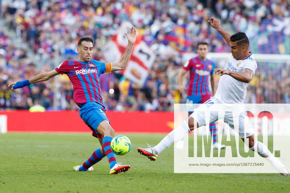FC Barcelona, Barca v Real Madrid CF - La Liga Santander BARCELONA, SPAIN - OCTOBER 24: Sergio Busquets of FC Barcelona (L) vies with Casemiro of Real Madrid (R) during the La Liga match between FC Barcelona and Real Madrid at Camp Nou in Barcelona on October 24, 2021 Catalonia Spain. Editorial use only. Please get in touch for any other usage.