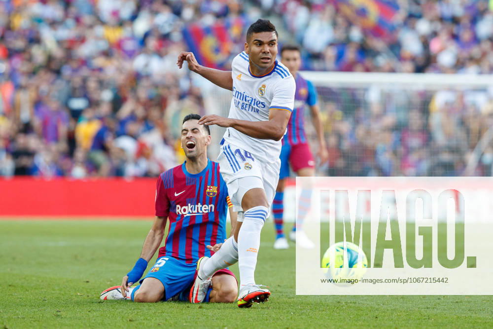 FC Barcelona, Barca v Real Madrid CF - La Liga Santander BARCELONA, SPAIN - OCTOBER 24: Sergio Busquets of FC Barcelona (L) vies with Casemiro of Real Madrid (R) during the La Liga match between FC Barcelona and Real Madrid at Camp Nou in Barcelona on October 24, 2021 Catalonia Spain. Editorial use only. Please get in touch for any other usage.