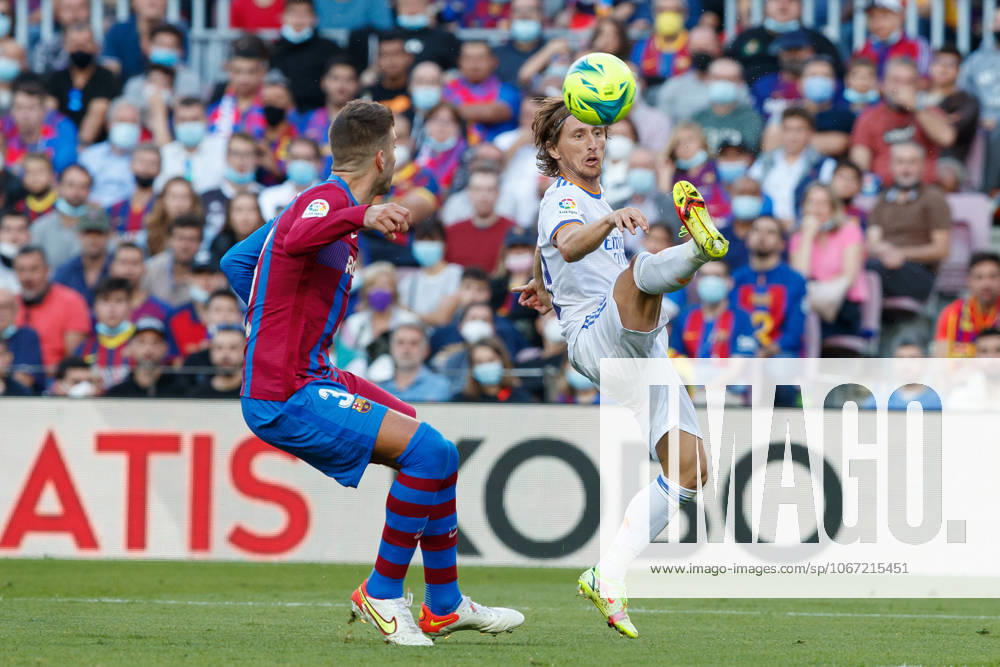 FC Barcelona, Barca v Real Madrid CF - La Liga Santander BARCELONA, SPAIN - OCTOBER 24: Luka Modric of Real Madrid (R) during the La Liga match between FC Barcelona and Real Madrid at Camp Nou in Barcelona on October 24, 2021 Catalonia Spain. Editorial use only. Please get in touch for any other usage.