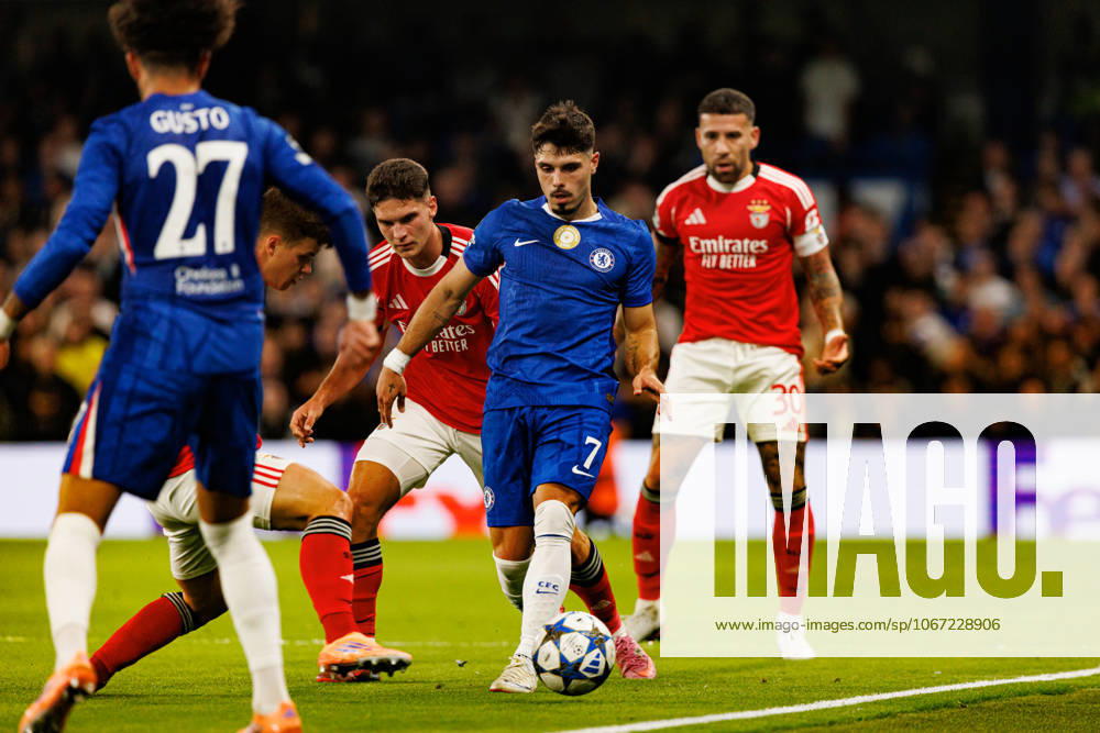 Georgiy Sudakov, Pedro Neto and Nicolas Otamendi seen during Champions League league phase game between Chelsea FC and SL Benfica (Maciej Rogowski Ball Raw Images) London Stamford Bridge United Kingdom