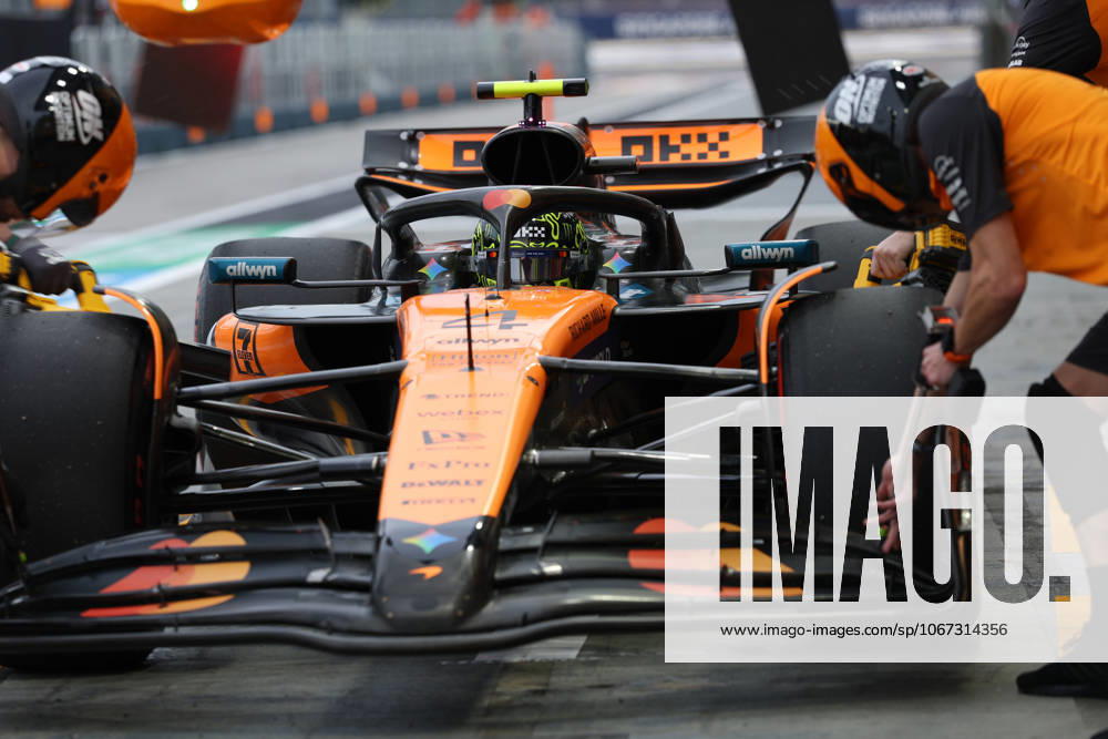 FORMULE 1 : Grand prix de Singapour - 03 10 2025 4 Lando Norris (GBR) McLaren F1 Team (GBR) MCL39 Mercedes during the 2025 Formula One Singapore Grand Prix, 18th round of the 2025 Formula 1 World Championship, WM, Weltmeisterschaft taking place from October 03 to 05, 2025 on the Marina Bay Street circuit in Singapore (SGP) SINGAPORESingapore
