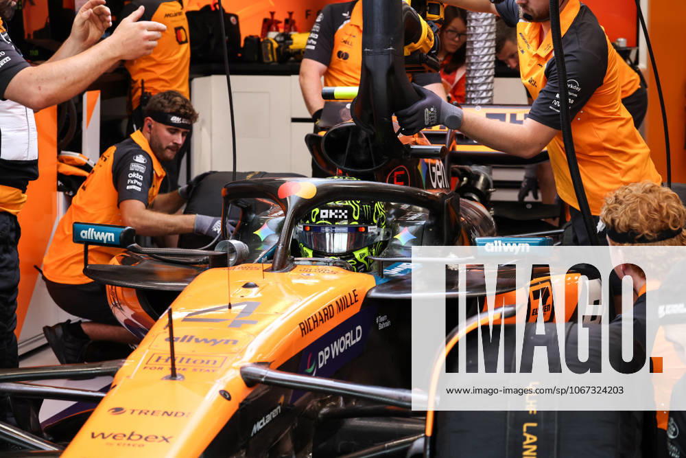 F1 - SINGAPORE GRAND PRIX 2025 NORRIS Lando (gbr), McLaren F1 Team MCL39, portrait during the 2025 Formula 1 Singapore Grand Prix, 18th round of the 2025 FIA Formula One World Championship, WM, Weltmeisterschaft from October 3 to 5, 2025 on the Marina Bay Street Circuit, in Singapore - SingaporeSingapore