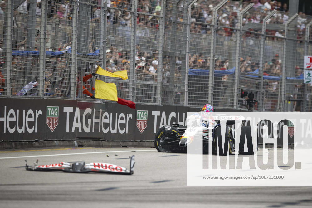 F1 - SINGAPORE GRAND PRIX 2025 30 LAWSON Liam (nzl), Visa Cash App RB F1 Team VCARB02, action crash, accident, during the 2025 Formula 1 Singapore Grand Prix, 18th round of the 2025 FIA Formula One World Championship, WM, Weltmeisterschaft from October 3 to 5, 2025 on the Marina Bay Street Circuit, in Singapore - SingaporeSingapore