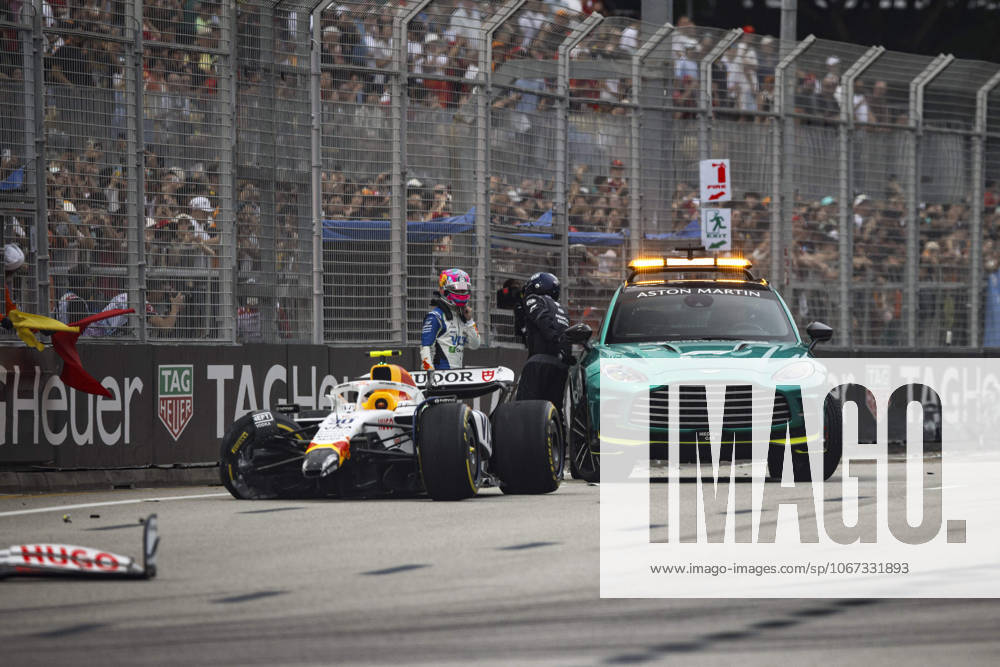 F1 - SINGAPORE GRAND PRIX 2025 30 LAWSON Liam (nzl), Visa Cash App RB F1 Team VCARB02, action crash, accident, medical car during the 2025 Formula 1 Singapore Grand Prix, 18th round of the 2025 FIA Formula One World Championship, WM, Weltmeisterschaft from October 3 to 5, 2025 on the Marina Bay Street Circuit, in Singapore - SingaporeSingapore