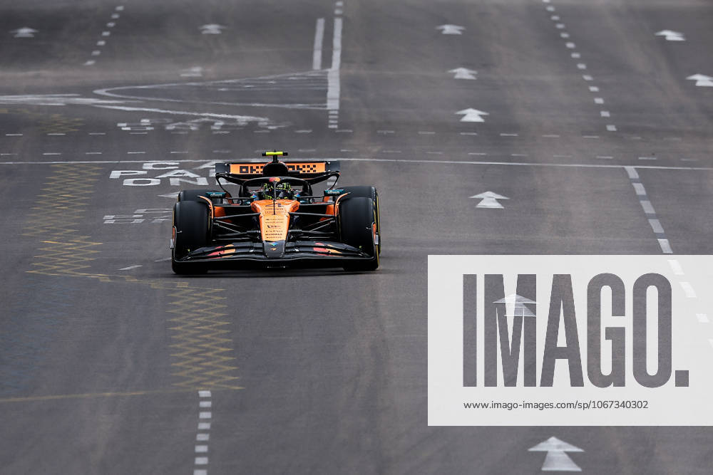 F1 - SINGAPORE GRAND PRIX 2025 04 NORRIS Lando (gbr), McLaren F1 Team MCL39, action during the 2025 Formula 1 Singapore Grand Prix, 18th round of the 2025 FIA Formula One World Championship, WM, Weltmeisterschaft from October 3 to 5, 2025 on the Marina Bay Street Circuit, in Singapore - SingaporeSingapore
