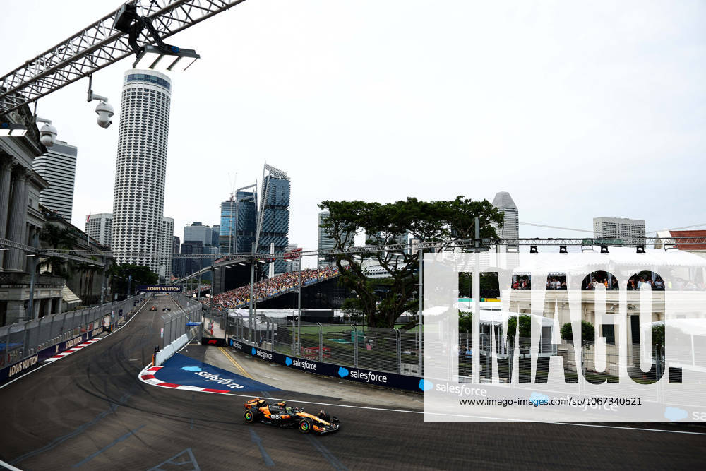 F1 - SINGAPORE GRAND PRIX 2025 04 NORRIS Lando (gbr), McLaren F1 Team MCL39, action during the 2025 Formula 1 Singapore Grand Prix, 18th round of the 2025 FIA Formula One World Championship, WM, Weltmeisterschaft from October 3 to 5, 2025 on the Marina Bay Street Circuit, in Singapore - SingaporeSingapore