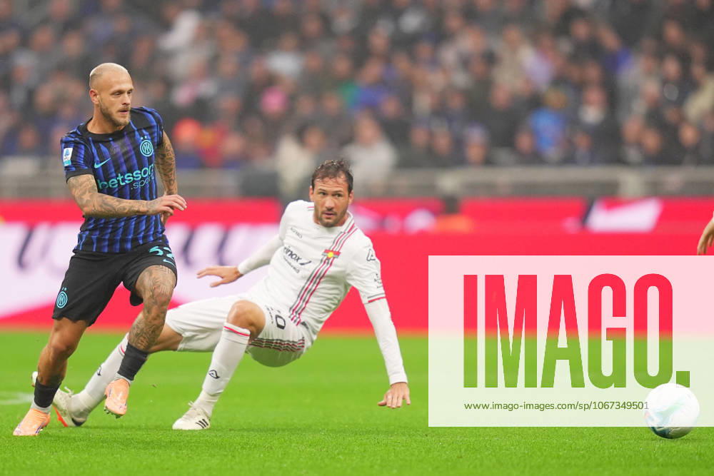 Inter MilanÕs Nicolo Barella fights for the ball with Cremonese s Franco Vazquez during the Serie A soccer match between Inter and Cremonese at the San Siro Stadium in Milan , north Italy - Saturday , October 4 , 2025. - Soccer .