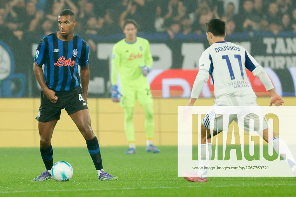 4th October 2025; Gewiss Stadium, Bergamo, Italy, Serie A Football, Atalanta versus Como; Isak Hien of Atalanta BC EmanuelexPennacchio Content restricted for UK based newspaper
