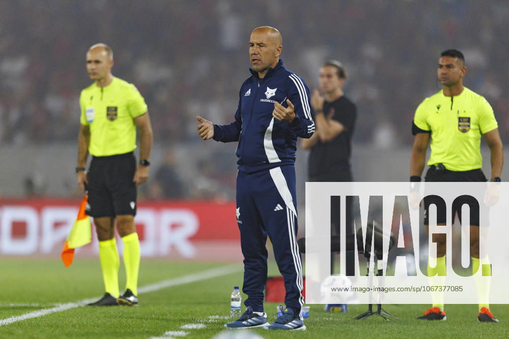 Cruzeiro Head Coach Leonardo Jardim reacts during the Brasileirao Betano 2025 match between Flamengo and Cruzeiro at Estadio do Maracana on October 02, 2025 in Rio de Janeiro, Brazil. (Photo by Daniel Castelo Branco Eurasia Images) Rio de Janeiro Estadio do Maracana Rio de Janeiro Brazil
