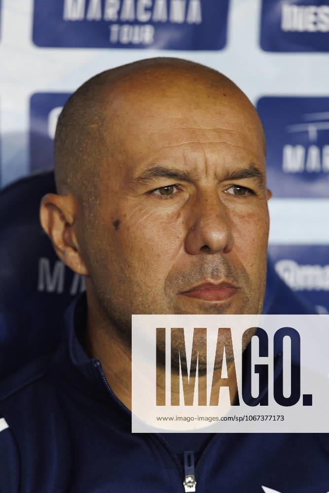 Cruzeiro Head Coach Leonardo Jardim looks on prior to the Brasileirao Betano 2025 match between Flamengo and Cruzeiro at Estadio do Maracana on October 02, 2025 in Rio de Janeiro, Brazil. (Photo by Daniel Castelo Branco Eurasia Images) Rio de Janeiro Estadio do Maracana Rio de Janeiro Brazil