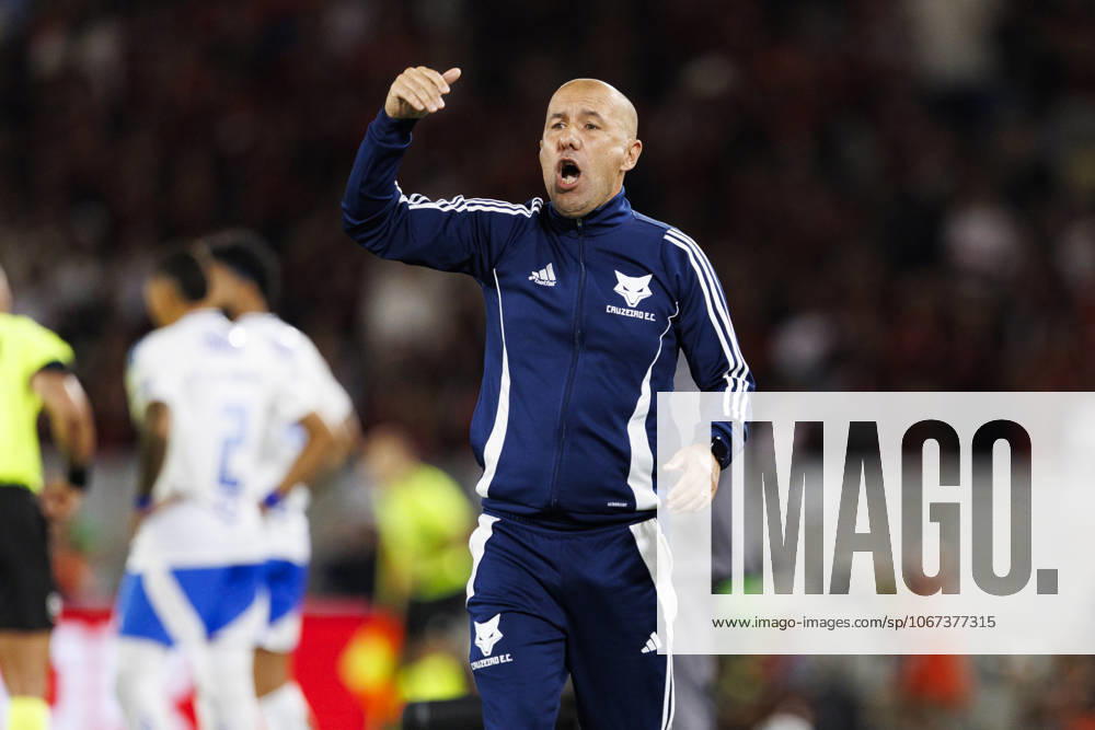 Cruzeiro Head Coach Leonardo Jardim reacts during the Brasileirao Betano 2025 match between Flamengo and Cruzeiro at Estadio do Maracana on October 02, 2025 in Rio de Janeiro, Brazil. (Photo by Daniel Castelo Branco Eurasia Images) Rio de Janeiro Estadio do Maracana Rio de Janeiro Brazil