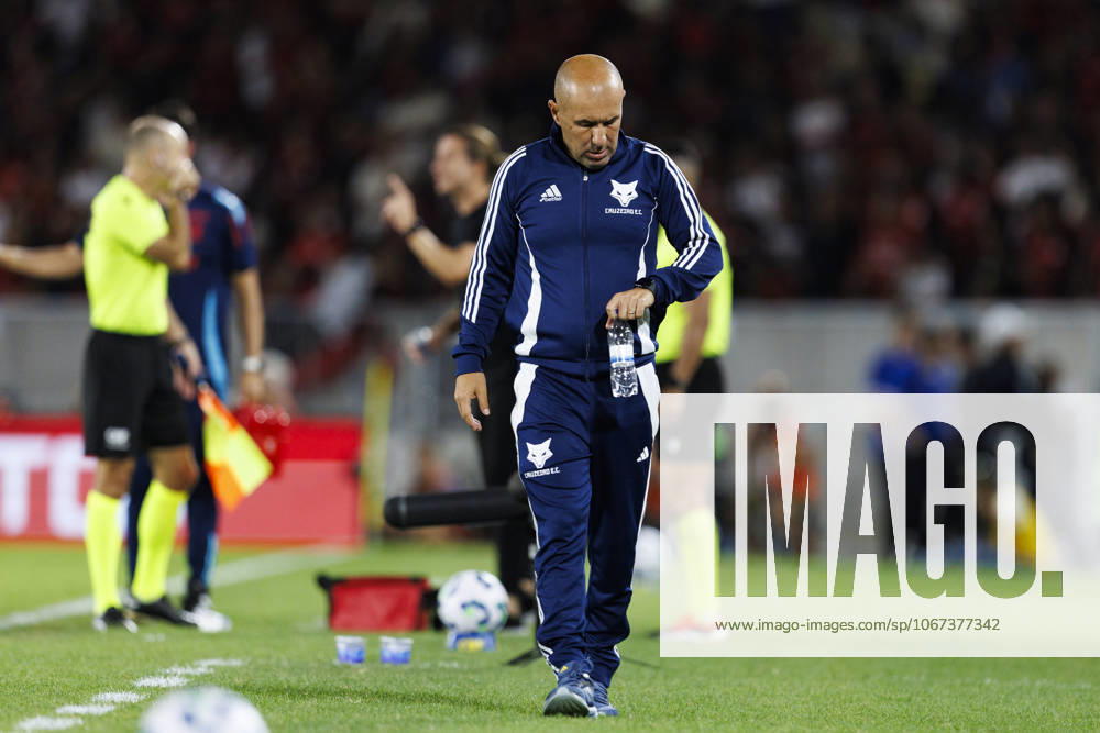 Cruzeiro Head Coach Leonardo Jardim walks in the field during the Brasileirao Betano 2025 match between Flamengo and Cruzeiro at Estadio do Maracana on October 02, 2025 in Rio de Janeiro, Brazil. (Photo by Daniel Castelo Branco Eurasia Images) Rio de Janeiro Estadio do Maracana Rio de Janeiro Brazil