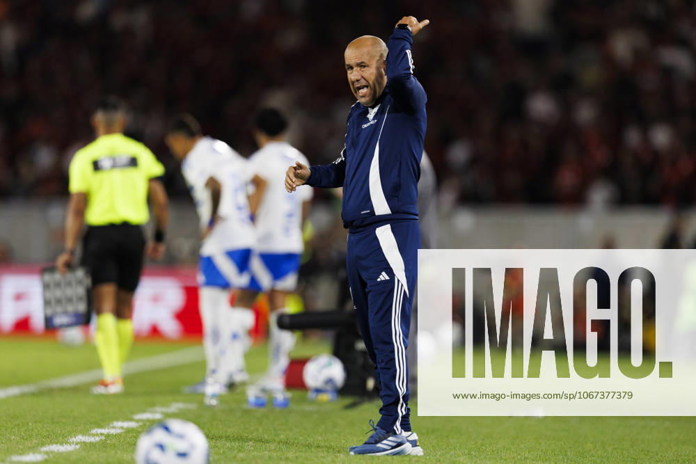 Cruzeiro Head Coach Leonardo Jardim gestures during the Brasileirao Betano 2025 match between Flamengo and Cruzeiro at Estadio do Maracana on October 02, 2025 in Rio de Janeiro, Brazil. (Photo by Daniel Castelo Branco Eurasia Images) Rio de Janeiro Estadio do Maracana Rio de Janeiro Brazil