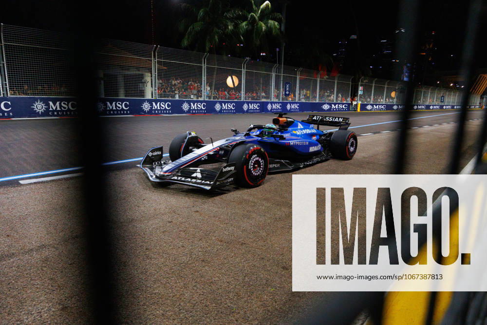 Alexander Albon of Thailand drives the (23) Williams Racing FW47 Mercedes during qualifying ahead of the F1 Grand Prix of Singapore at the Marina Bay Street Circuit. Singapore Singapore - ZUMAs197 20251004_aaa_s197_345