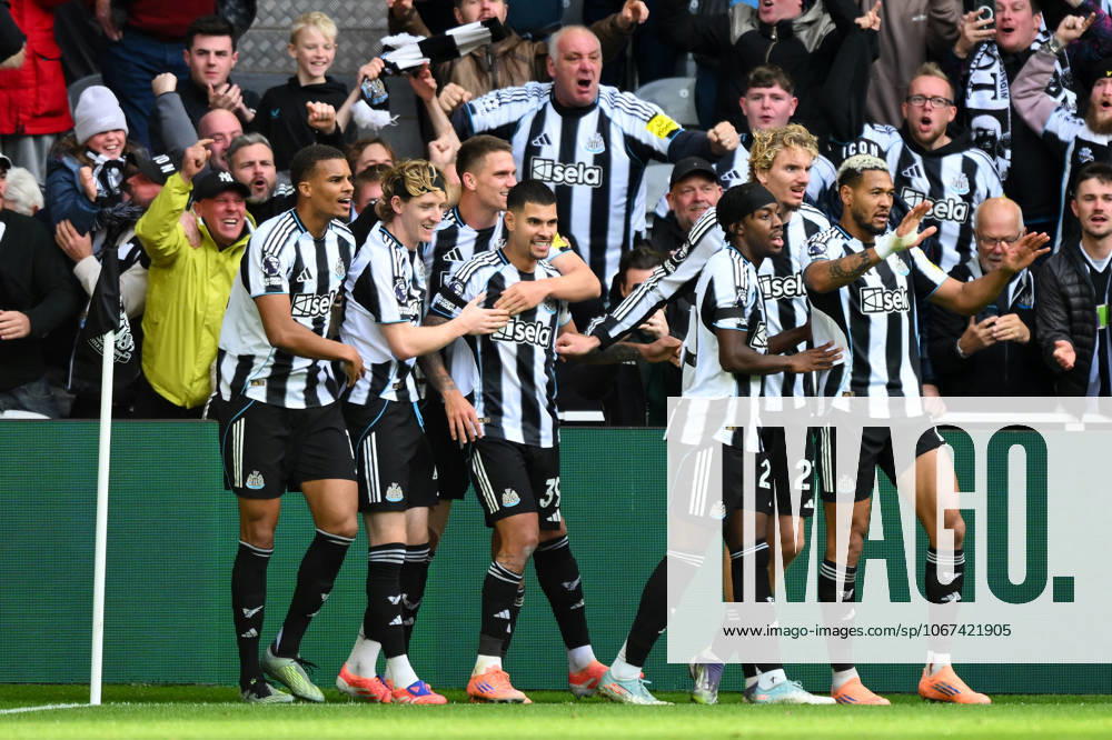 Newcastle United v Nottingham Forest - Premier League Bruno Guimaraes of Newcastle United celebrates with teammates after scoring a goal during the Premier League match between Newcastle United and Nottingham Forest at St. James s Park in Newcastle, United Kingdom, on October 5, 2025. Newcastle Tyne and Wear United Kingdom