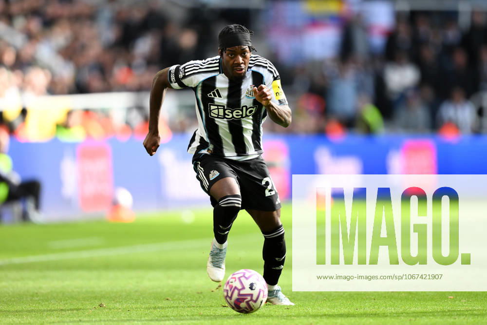 Newcastle United v Nottingham Forest - Premier League Anthony Elanga of Newcastle United runs with the ball during the Premier League match between Newcastle United and Nottingham Forest at St. James s Park in Newcastle, United Kingdom, on October 5, 2025. Newcastle Tyne and Wear United Kingdom