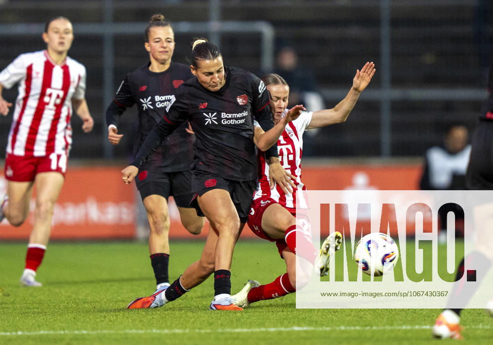 Zweikampf zwischen: Carlotta Wamser (Bayer 04 Leverkusen, 37) und Laura Donhauser (1. FC Koeln, 25) 05.10.2025, 1.FC Köln - Bayer Leverkusen, Fussball, Google Pixel Frauen-Bundesliga, GER, Köln, Franz-Kremer Stadion DFL regulations prohibit any use of photographs as image sequences and or quasi-video.