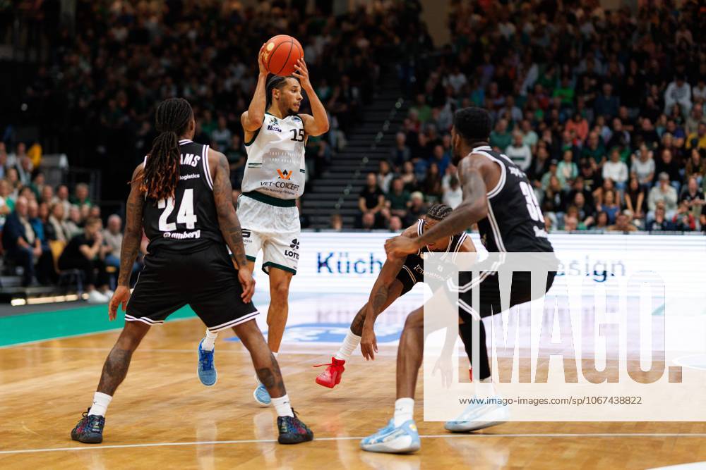 Jordan Roland (Gladiators Trier) im Zweikampf mit Cobe Williams (BMA365 Bamberg Baskets) und Ejofor Onu (BMA365 Bamberg Baskets), Vet Concept Gladiators Trier vs BMA365 Bamberg Baskets, Basketball, easyCredit BBL, 3. Spieltag, Saison 2025 2026, 05.10.2025 Vet Concept Gladiators Trier vs BMA365 Bamberg Baskets, Basketball, easyCredit BBL, 3. Spieltag, Saison 2025 2026