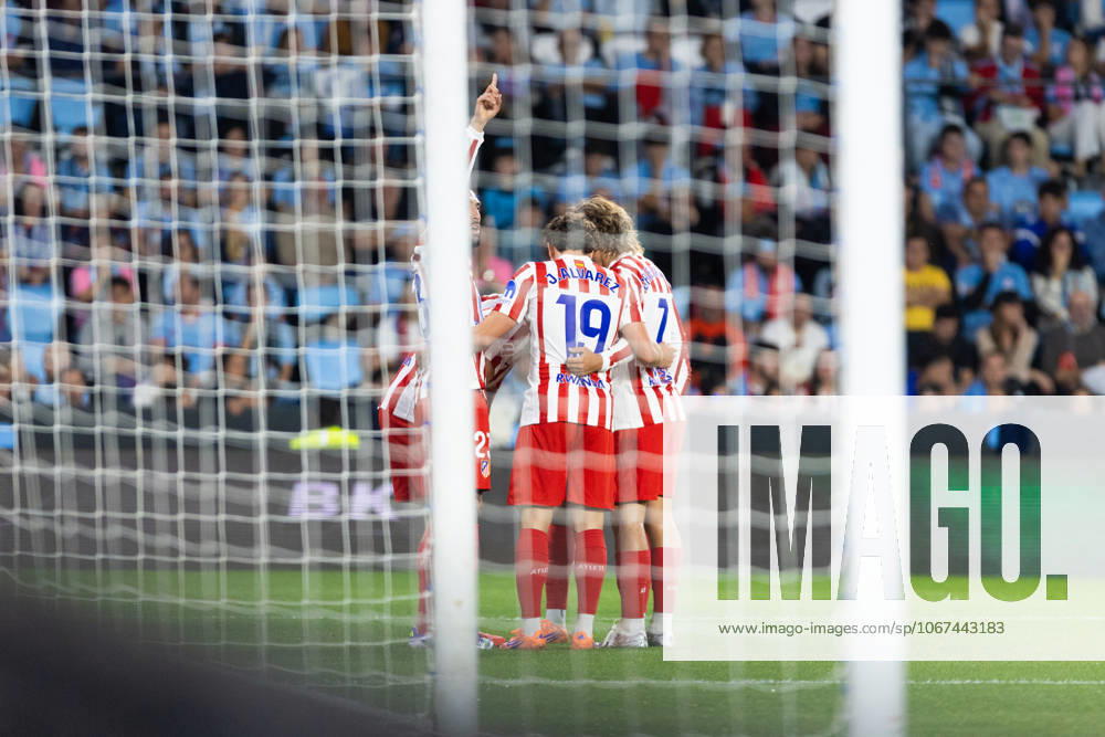 Real Club Celta de Vigo v Club Atletico de Madrid - LaLiga EA Sports VIGO, SPAIN - OCTOBER 5: Players of Atletico de Madrid celebrate their side s first goal, an own goal by Carl Starfelt of Celta Vigo (not pictured) during the LaLiga EA Sports match between Real Club Celta de Vigo and Club Atletico de Madrid at Estadio Abanca-Balaidos on October 5, 2025 in Vigo, Spain. (Photos by Diego Simon Photo Players Images Magara Press) Vigo Estadio Abanca-Balaidos Spain
