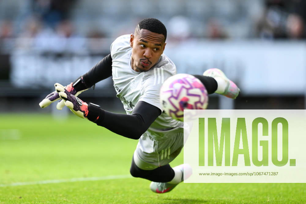 Newcastle United v Nottingham Forest - Premier League John of Nottingham Forest warms up ahead of kick-off during the Premier League match between Newcastle United and Nottingham Forest at St. James s Park in Newcastle, United Kingdom, on October 5, 2025. Newcastle Tyne and Wear United Kingdom