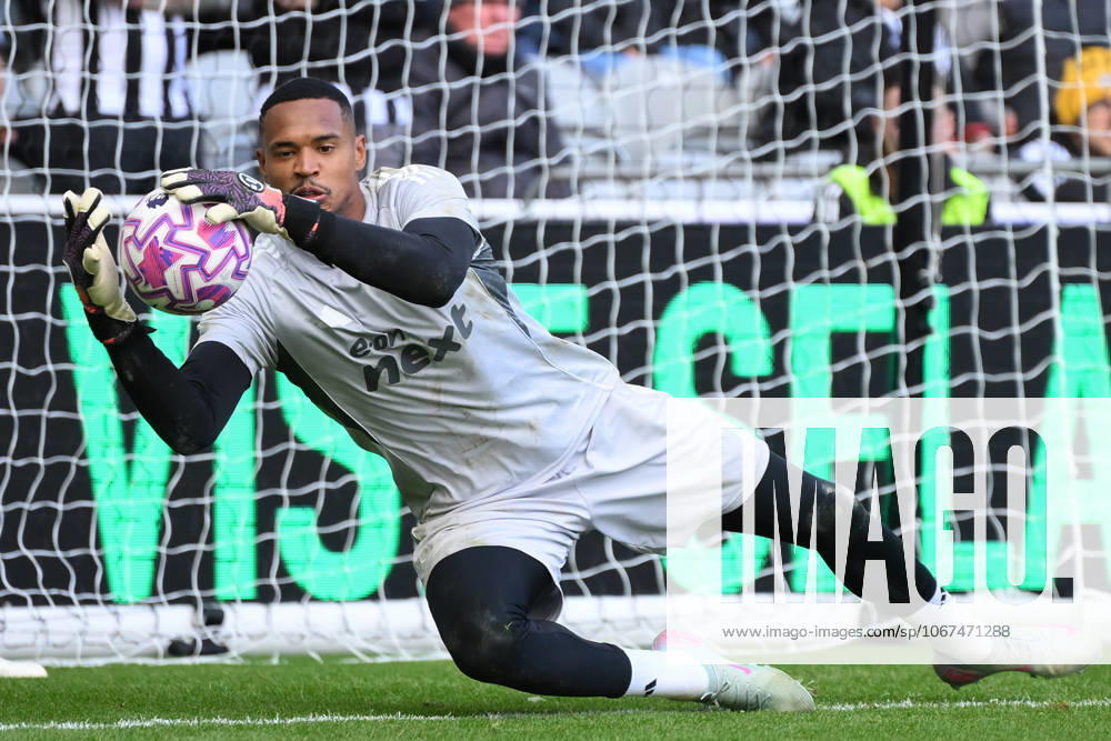 Newcastle United v Nottingham Forest - Premier League John of Nottingham Forest warms up ahead of kick-off during the Premier League match between Newcastle United and Nottingham Forest at St. James s Park in Newcastle, United Kingdom, on October 5, 2025. Newcastle Tyne and Wear United Kingdom