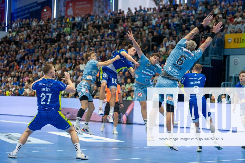 Kristjan Horžen, Kreislaeufer, (VfL Gummersbach 27), Miro Schluroff, Rueckraum, (VfL Gummersbach 15), Marek Nissen, Rueckraum (HC Erlangen 6), Lukas Blohme, Aussen, (VfL Gummersbach 8), VfL Gummersbach vs. HC Erlangen, Daikin Handball Bundesliga, Herren , 8. Spieltag, 09.10.2025 Gummersbach NRW Deutschland