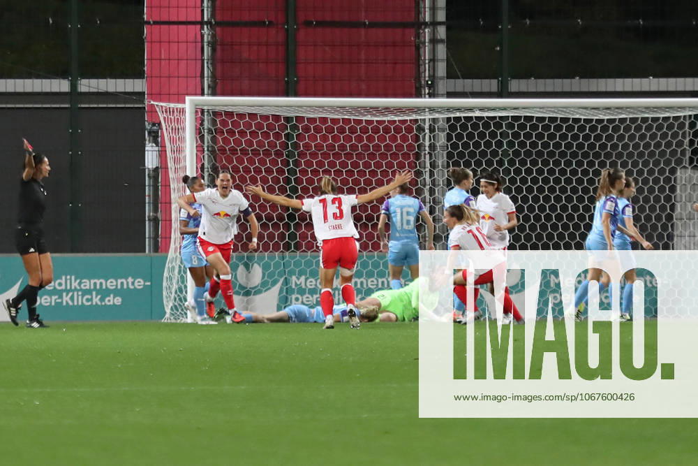 Google Pixel Frauen-Bundesliga, RB Leipzig - SGS Essen; 10.10.2025 Giovanna Hoffmann (7, RB Leipzig) und Sandra Starke (13, RB Leipzig) jubeln über das frühe Tor zum 1:0. Fußball, Google Pixel Frauen-Bundesliga, Saison 2025 2026, 6. Spieltag: RB Leipzig vs. SGS Essen am 10.10.2025, Trainingszentrum Cottaweg, Leipzig. DFB REGULATIONS PROHIBIT ANY USE OF PHOTOGRAPHS AS IMAGE SEQUENCES AND OR QUASI-VIDEO.