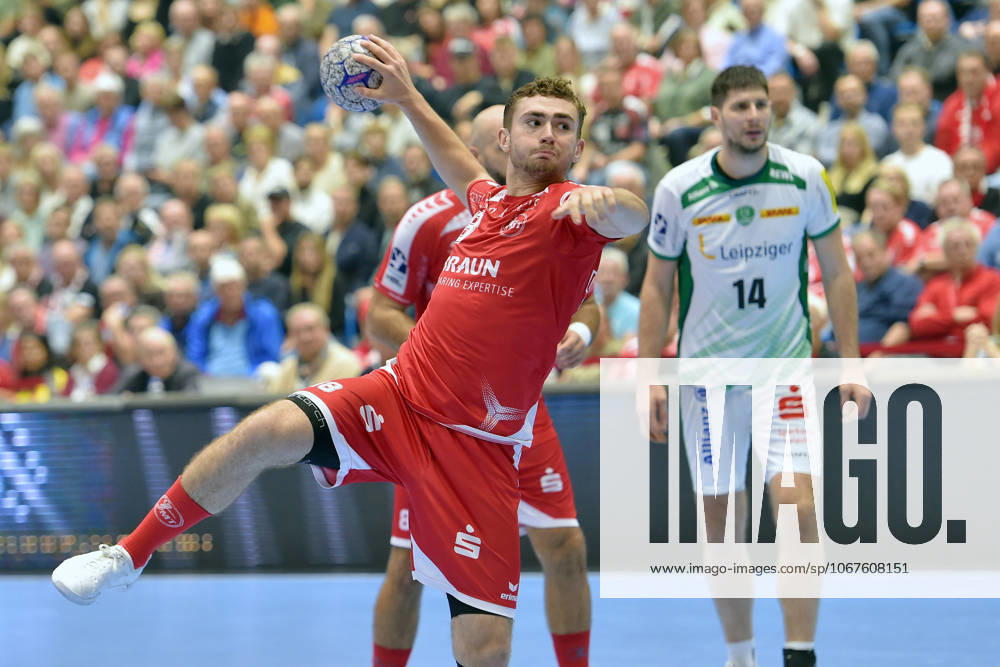 Florian Drosten (MT Melsungen 18) beim Wurf; Marko Mamic (SC DHfK Leipzig 14) (R) , GER, MT Melsungen - SC DHfK Leipzig, Handball, 1. Bundesliga, 8. Spieltag, Saison 2025 2026, 10.10.2025, GER, MT Melsungen - SC DHfK Leipzig, Handball, 1. Bundesliga, 8. Spieltag, Saison 2025 2026, 10.10.2025 Kassel