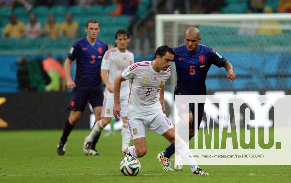 Spain v Netherlands: Group B - 2014 FIFA World Cup, WM, Weltmeisterschaft, Fussball Brazil SALVADOR, BRAZIL - JUNE 13: Xavi Hernandez (L) of Spain in action against De Jong (R) of Netherlands during the 2014 FIFA World Cup Brazil Group B match between Spain and Netherlands at Arena Fonte Nova stadium in Salvador, Brazil on June 13, 2014. El Salvador World. Editorial use only. Please get in touch for any other usage.