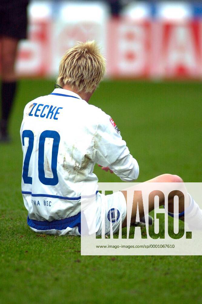 Andreas Zecke Neuendorf (Hertha) am Boden Fußball 1. BL Herren Saison 2003 2004, Hertha BSC Berlin Einzelbild Berlin