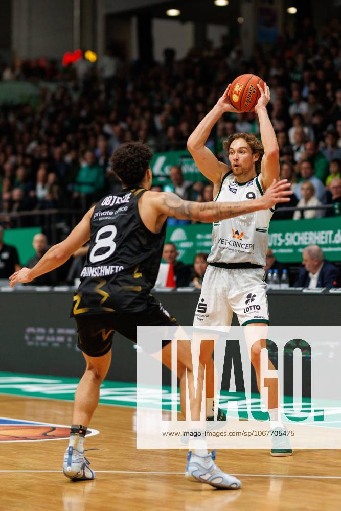 Marco Hollersbacher (Gladiators Trier) im Zweikampf mit Joshua Obiesie (Basketball Loewen Braunschweig), Vet Concept Gladiators Trier vs Basketball Loewen Braunschweig, Basketball, easyCredit BBL, 4. Spieltag, Saison 2025 2026, 12.10.2025 Vet Concept Gladiators Trier vs Basketball Loewen Braunschweig, Basketball, easyCredit BBL, 4. Spieltag, Saison 2025 2026