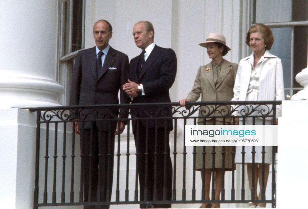 President Valà ry Giscard d Estaing of France, left, look at the crowd to the crowd as United States President Gerald R. Ford, left center, looks on as he is welcomed to the White House in Washington, DC for a State Visit on May 17, 1976. Anne-Aymone Giscard d Estaing, right center, and first lady Betty Ford, right, are pictured with their husbands Washington USA - ZUMAs152 19760517_zaa_s152_007