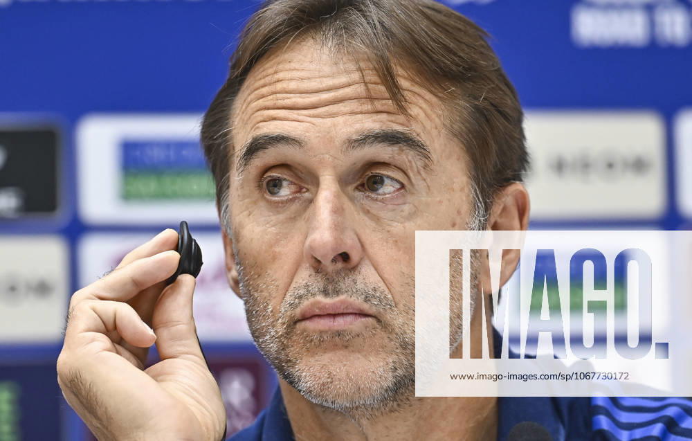 Press conference, PK, Pressekonferenz TEAM QATAR-2026 FIFA World Cup, WM, Weltmeisterschaft, Fussball ASIAN QUALIFIER PLAYOFFS Head coach of Qatar Julen Lopetegui attends a press conference ahead of the FIFA World Cup 2026 AFC Asian qualifiers playoffs group A match between Qatar and United Arab Emirates at Jassim Bin Hamad Stadium in Doha, Qatar, on October 13, 2025. DOHA Qatar